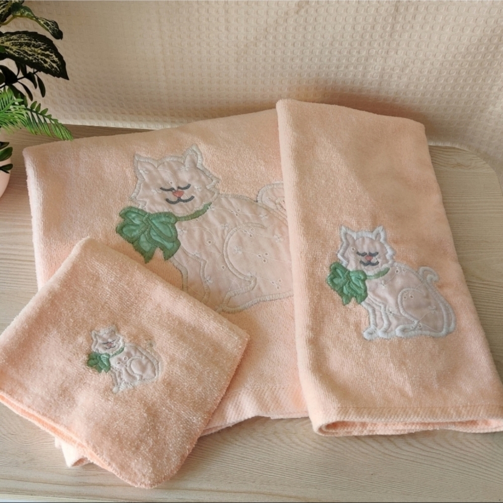 Vintage White Cat on Peach color Bath Towel Set